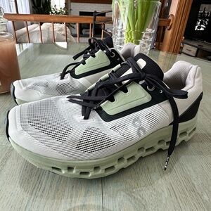 On Running women’s  Sneakers - Cloud Stratus